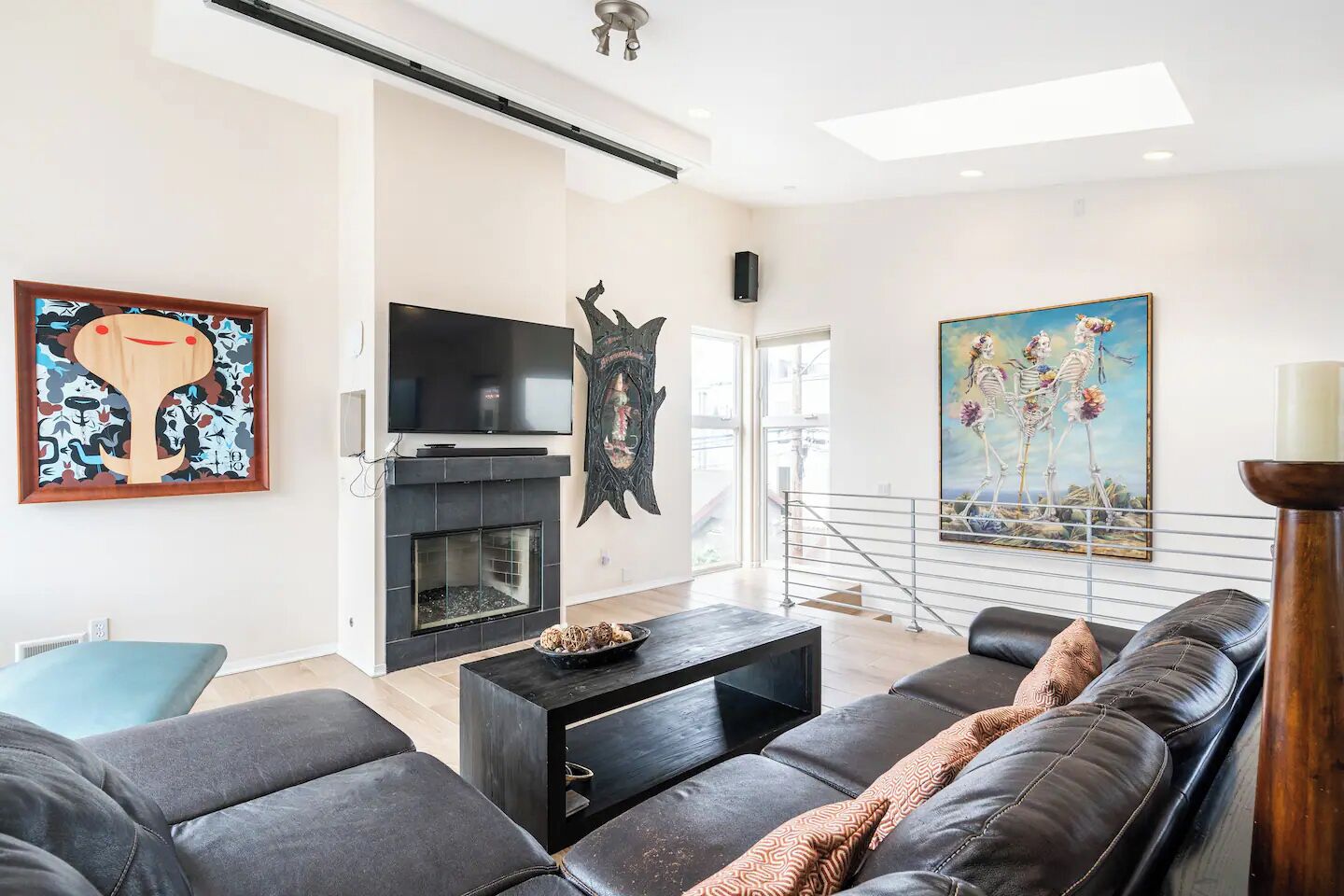 Smart TV, chimenea y libros 