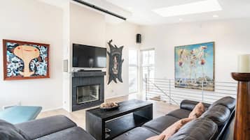 Smart TV, chimenea y libros
