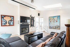 Smart TV, chimenea y libros 