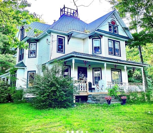 4-bedroom farmhouse in tranquil Union Dale Pa