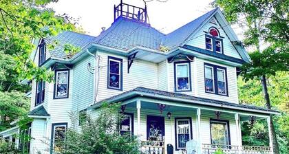 4-bedroom farmhouse in tranquil Union Dale Pa