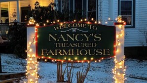 Une pancarte accueillant les visiteurs à la charmante ferme de Nancy.