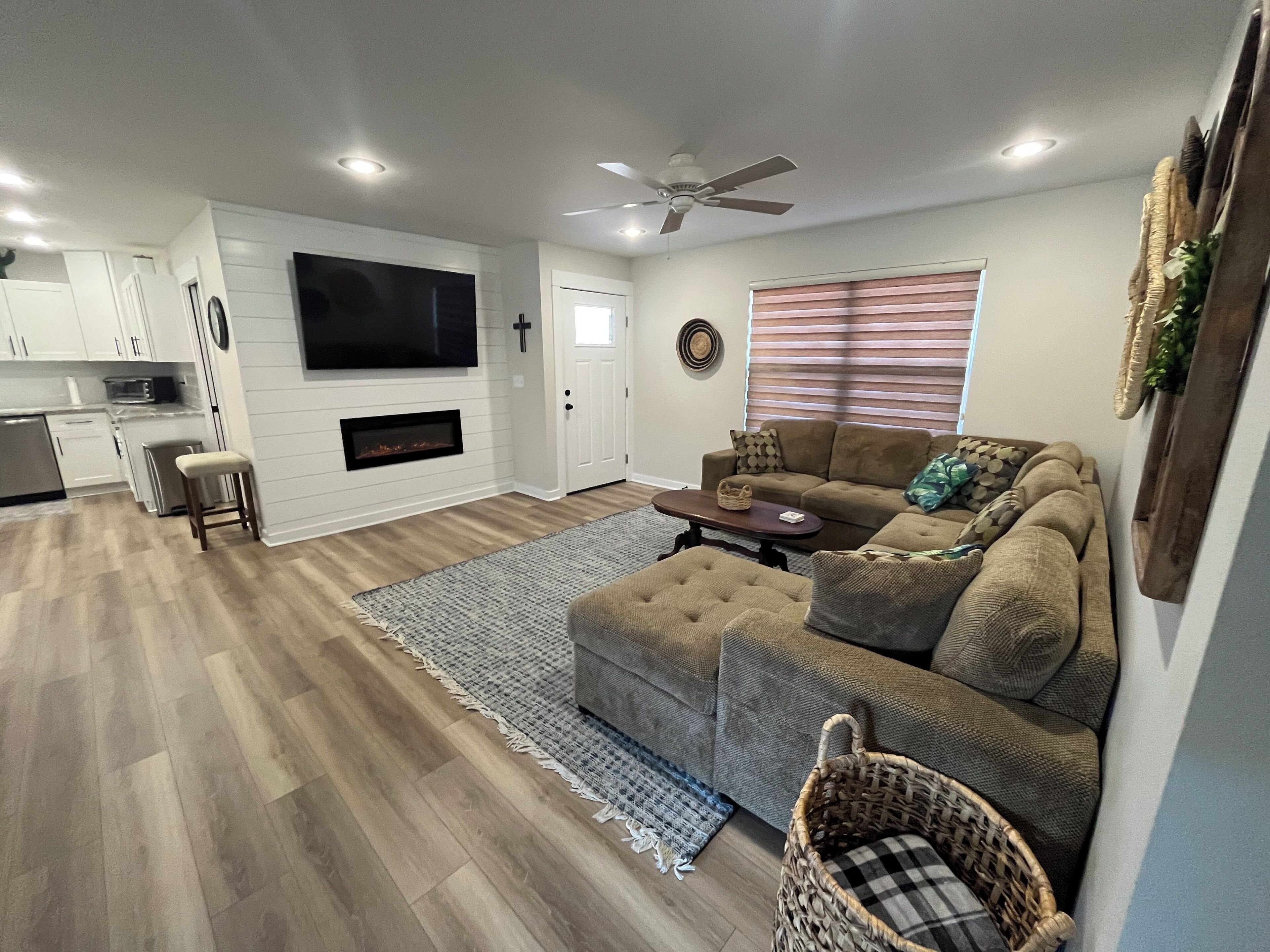 Located On Front St. Within Walking Distance To Beautiful Sandy Beach. - Heber Springs, AR