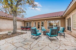 Outdoor dining - Private Courtyard Oasis | Fire Pit |Walk to Resort (Horseshoe Bay)