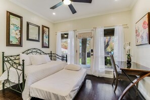 3 bedrooms, desk, iron/ironing board, WiFi