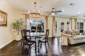 Dining - Private Courtyard Oasis | Fire Pit |Walk to Resort (Horseshoe Bay)