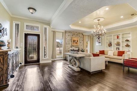 Interior. Private Courtyard Oasis | Fire Pit |Walk to Resort