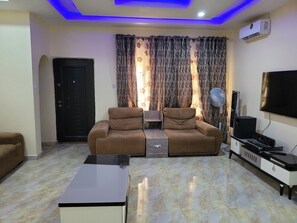 Apartamento económico, balcón, vistas a la ciudad | Interior