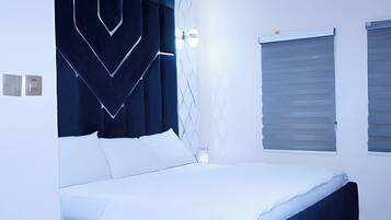 Apartamento económico, balcón, vistas a la ciudad | Escritorio, espacio para trabajar con un portátil, cortinas opacas