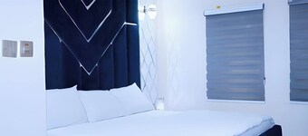 Dazzle Hotel and Apartment