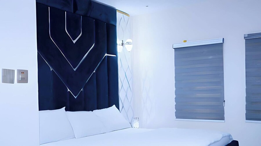 Dazzle Hotel and Apartment