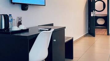 Apartamento económico, balcón, vistas a la ciudad | Escritorio, espacio para trabajar con un portátil, cortinas opacas