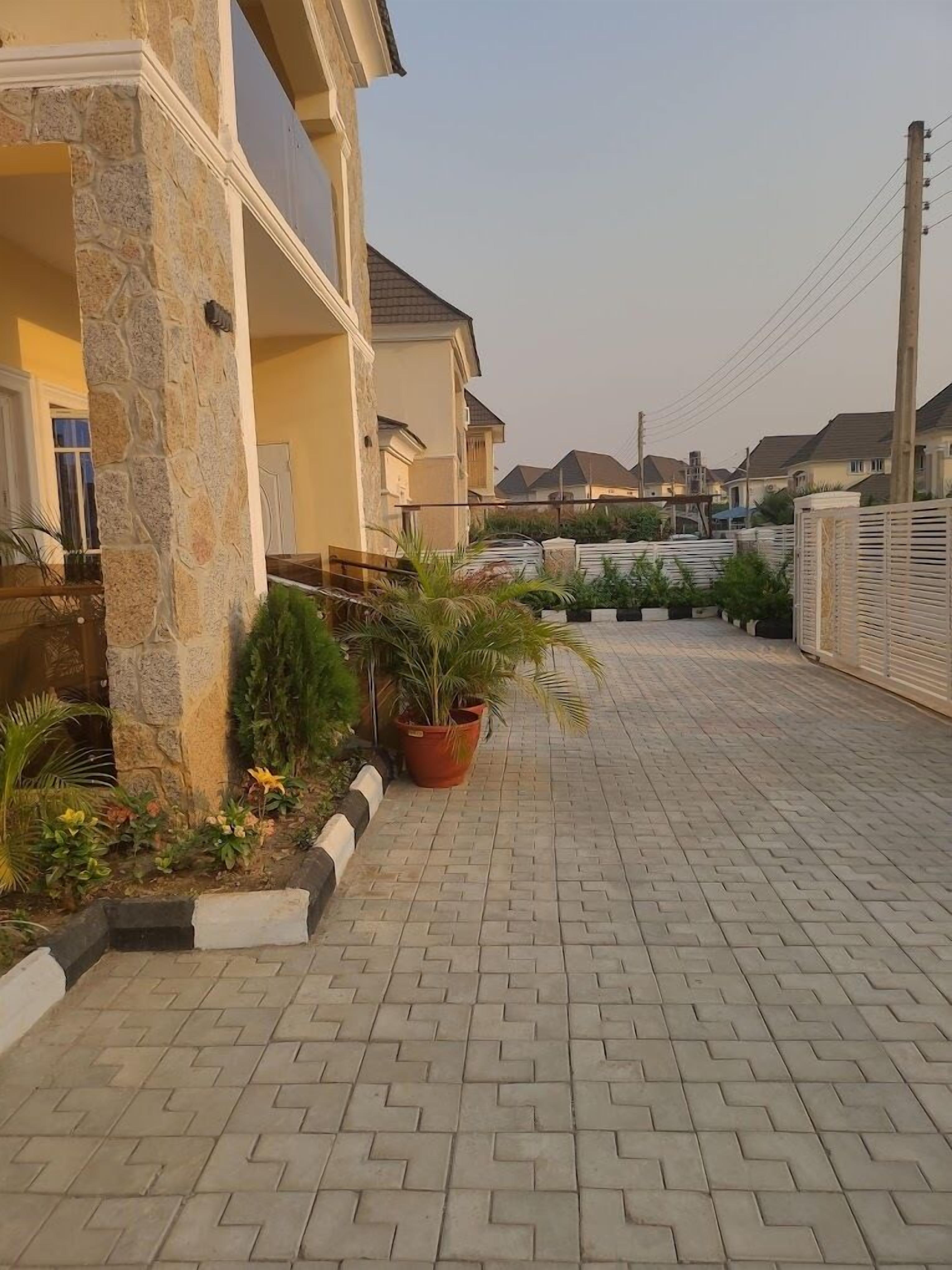 المنشأة من الخارج