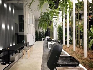 Outdoor dining - Ilysb I Love You So Bed Hostel (Chiang Mai)