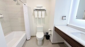 Suite, 1 King Bed, Jetted Tub | Bathroom | Hair dryer, towels, soap, shampoo - Holiday Inn Express And Suites Los Mochis Centro By Ihg (Los Mochis)