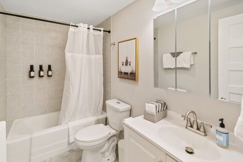 Cozy Highwood Apt- 4 Bed 2 train stops to Naval Base!