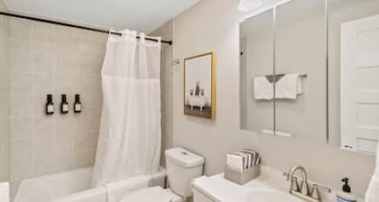 Cozy Highwood Apt- 4 Bed 2 train stops to Naval Base!