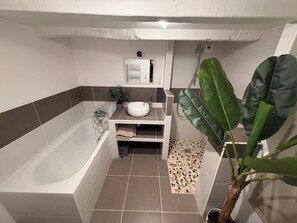 Haartrockner, Handtücher, Seife, Toilettenpapier