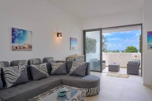 TV - Sea Side Apartment, 2 minutes' walk from the beach (Cap Malheureux)