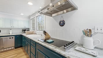 雪櫃、微波爐、焗爐、爐具