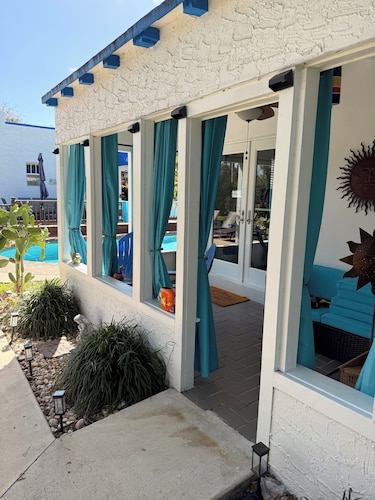 Mini Villa on Madison-Entire place-blocks from the ocean and steps from the pool