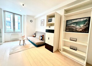 Living area - Bright 1 Bedroom near République Paris 10th (Paris)