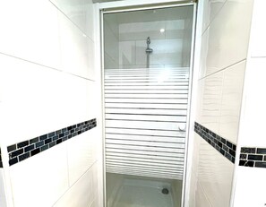 Hair dryer, towels - Bright 1 Bedroom near République Paris 10th (Paris)