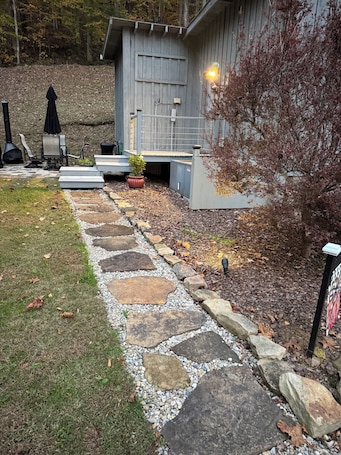 Property grounds. Robertson Ridge Hideaway Cottage