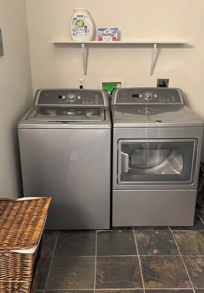 Interior - Robertson Ridge Hideaway Cottage (Hinkle)