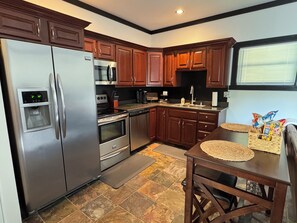 Private kitchen - Robertson Ridge Hideaway Cottage (Hinkle)