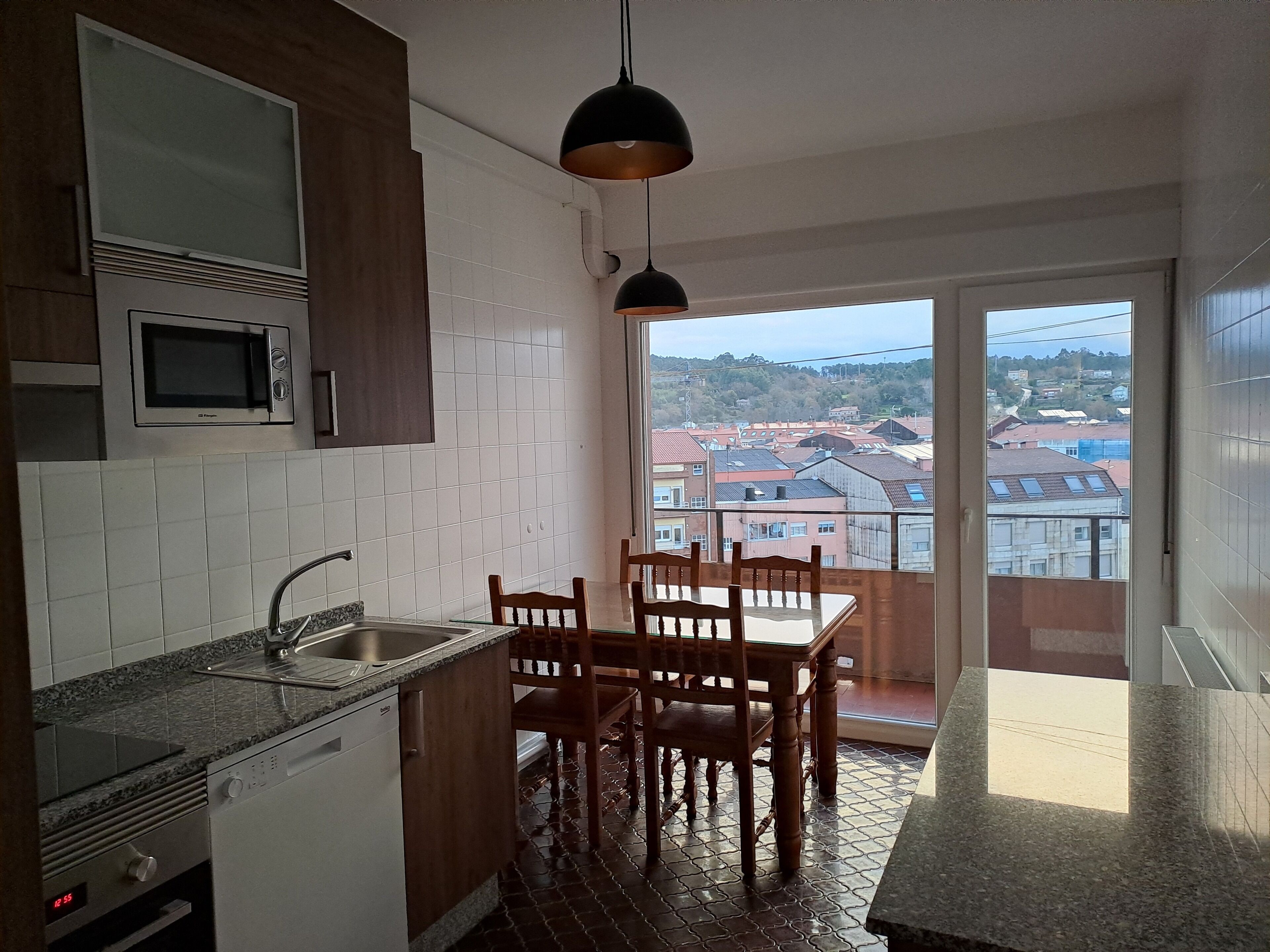 Microondas, horno, placa de cocina y lavavajillas