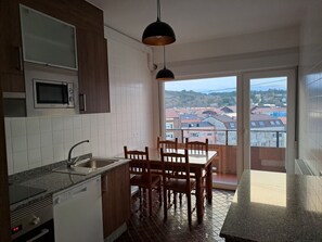 Een magnetron, een oven, een kookplaat, een vaatwasser