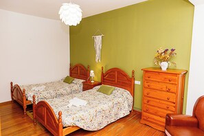 Room - Torre Plaza 5. A spacious apartment in Boiro, beaches and terraces. (BOIRO)