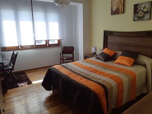 4 slaapkamers, een strijkplank/strijkijzer, reisbedje, wifi