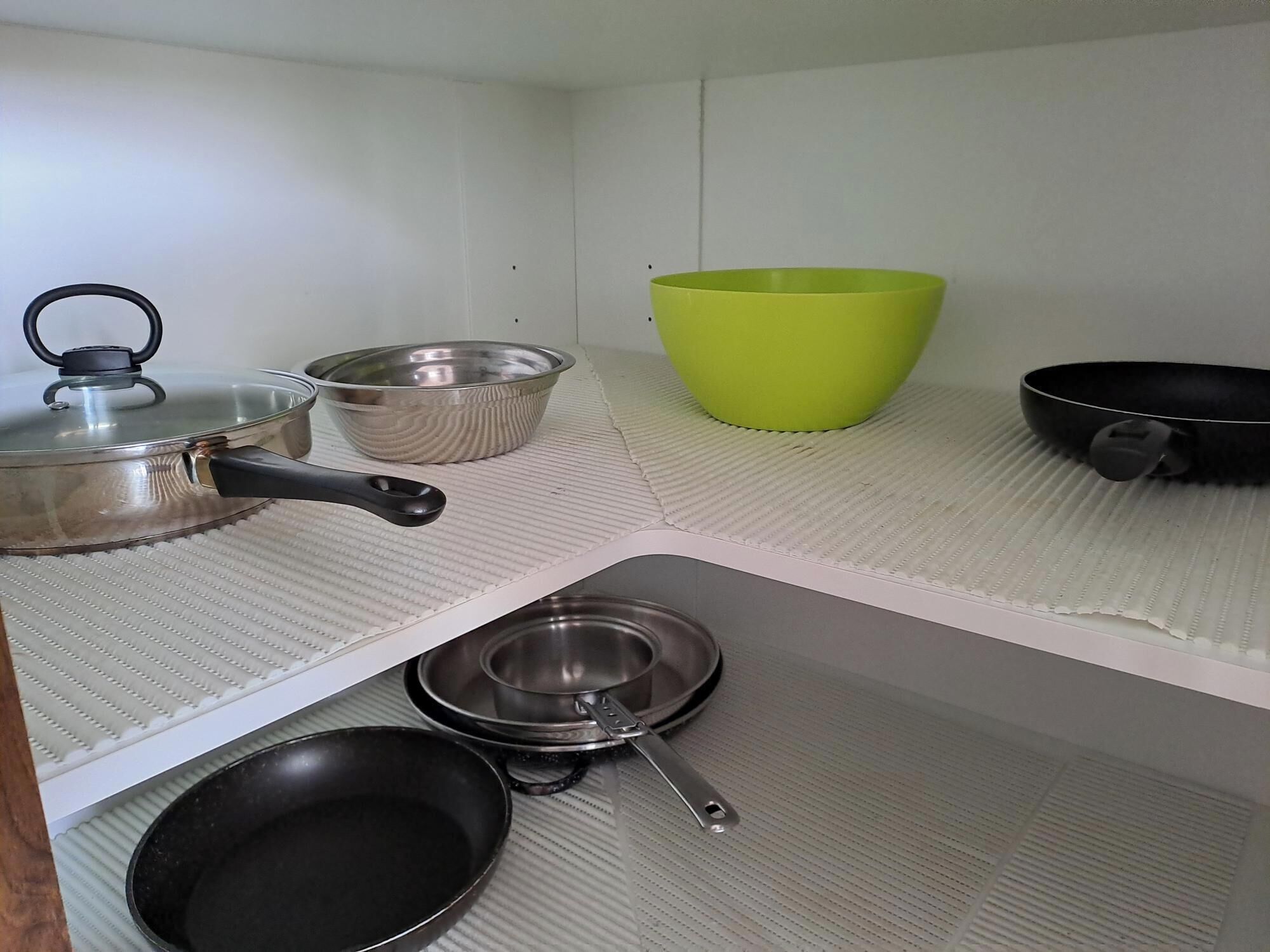 Eine Küche mit Topf, Schüssel und Pfanne auf einer Arbeitsfläche.