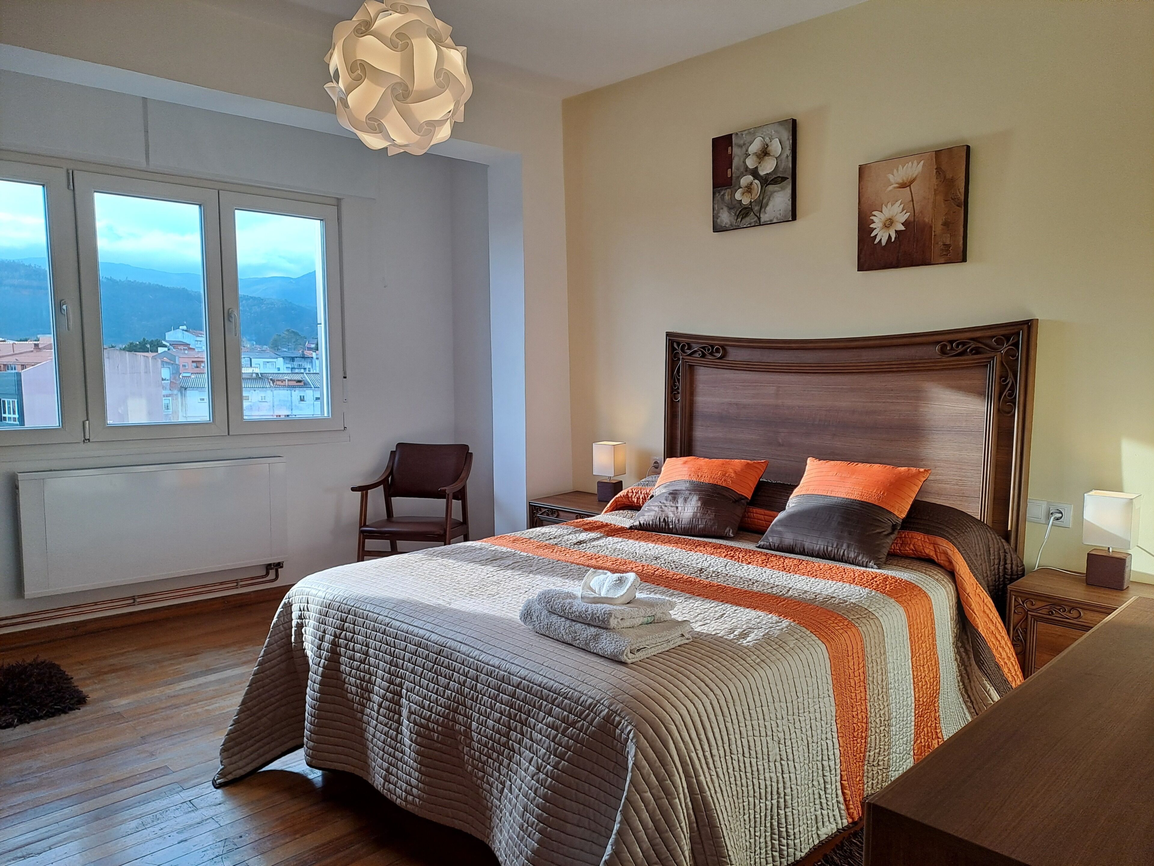 4 slaapkamers, een strijkplank/strijkijzer, reisbedje, wifi