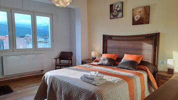 4 slaapkamers, een strijkplank/strijkijzer, reisbedje, wifi