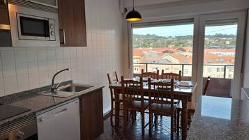 Een magnetron, een oven, een kookplaat, een vaatwasser