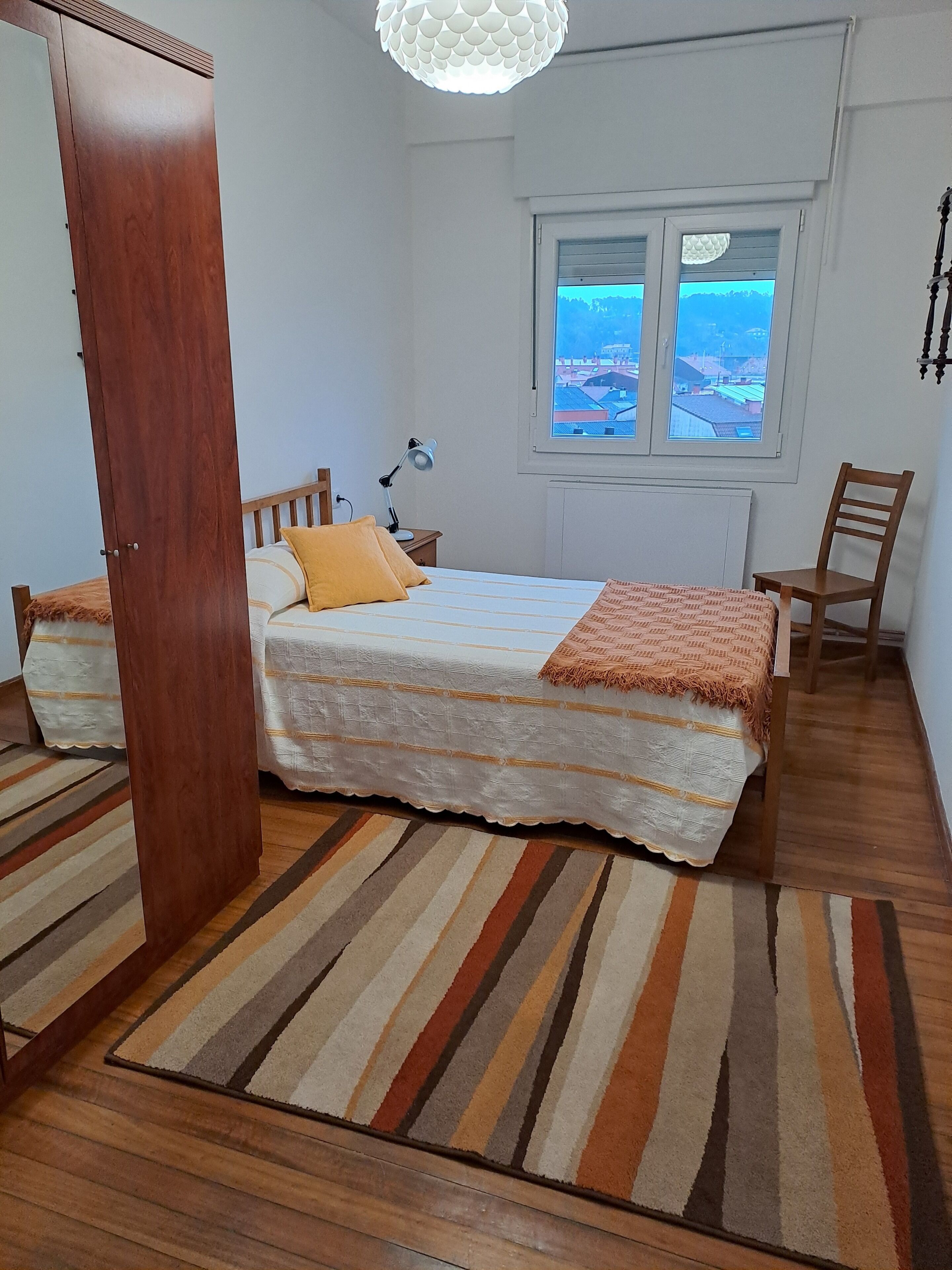 4 dormitorios, tabla de planchar con plancha, cuna de viaje y wifi