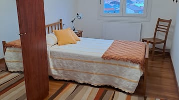 4 dormitorios, tabla de planchar con plancha, cuna de viaje y wifi