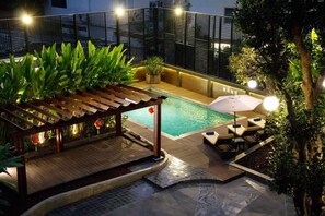 Una piscina al aire libre
