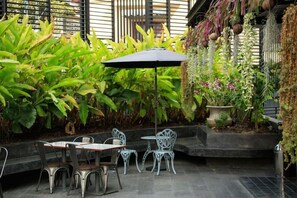Outdoor dining - Sanae'town House (Chiang Mai)