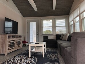 Living area - Spacious 5-bedroom house in wonderful Charlestown with AC & beach pass (Charlestown)