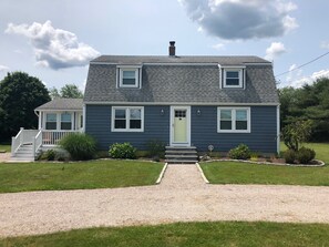 Exterior - Spacious 5-bedroom house in wonderful Charlestown with AC & beach pass (Charlestown)