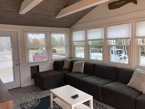 Living area - Spacious 5-bedroom house in wonderful Charlestown with AC & beach pass (Charlestown)