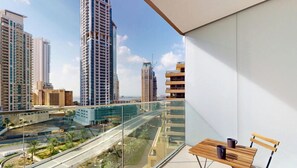 Outdoor dining - Chic Upgraded Studio l City Views l Dubai Marina (Dubai Marina)