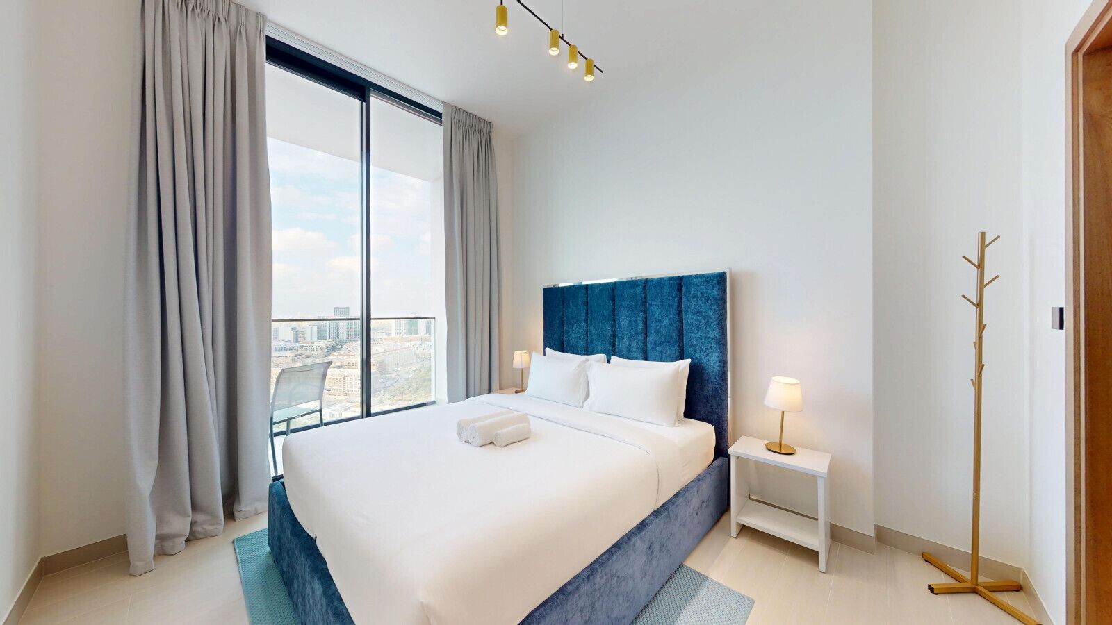 Tabla de planchar con plancha, wifi y ropa de cama 