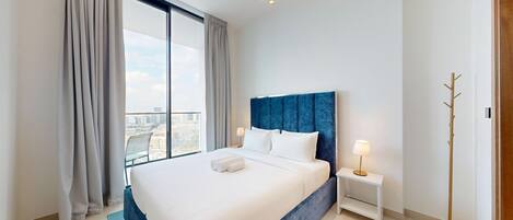 Tabla de planchar con plancha, wifi y ropa de cama