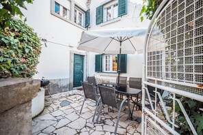 Outdoor dining - Three bedroom town house in the historic center of Cascais (Cascais)