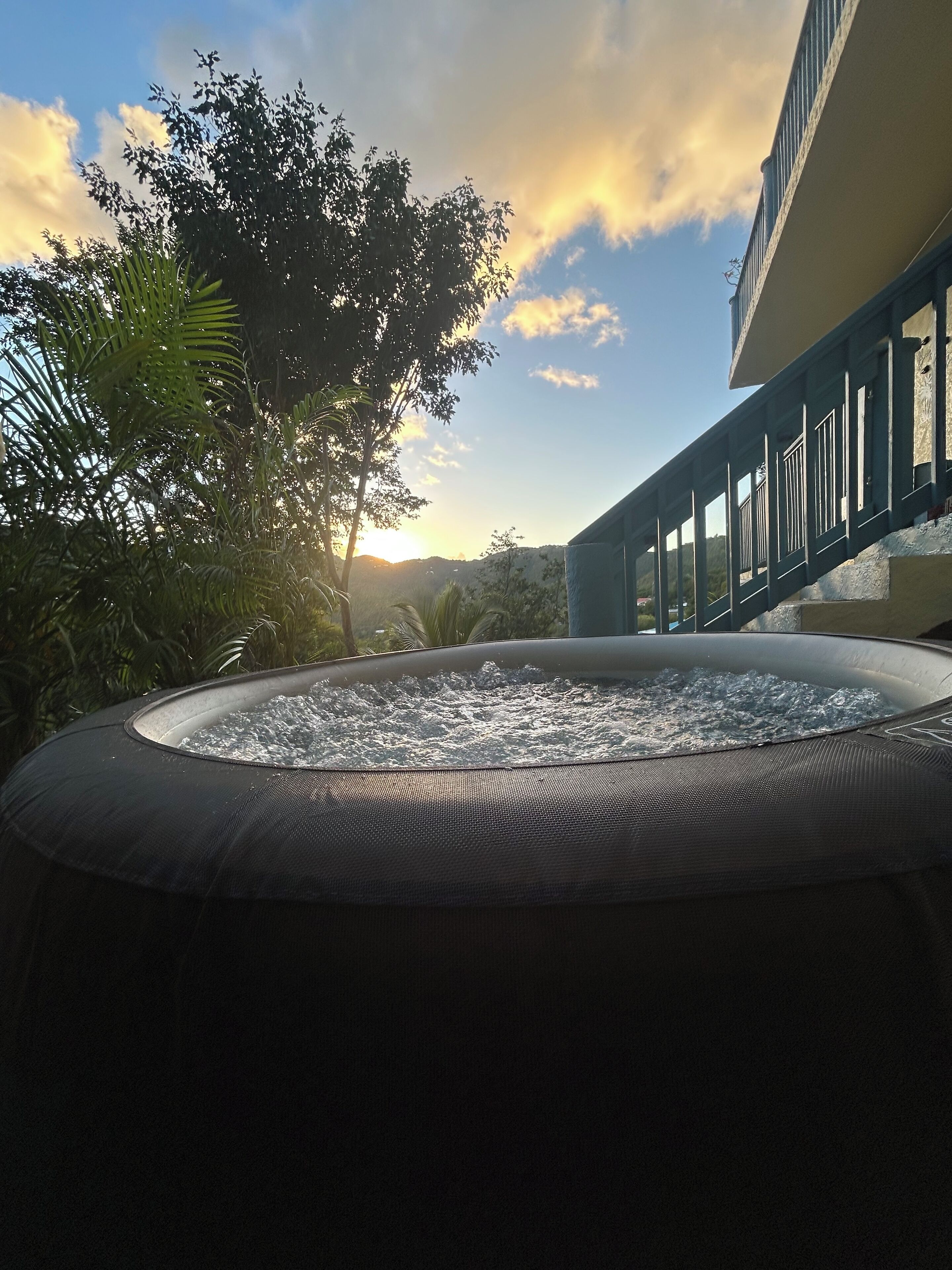 Bañera de hidromasaje al aire libre